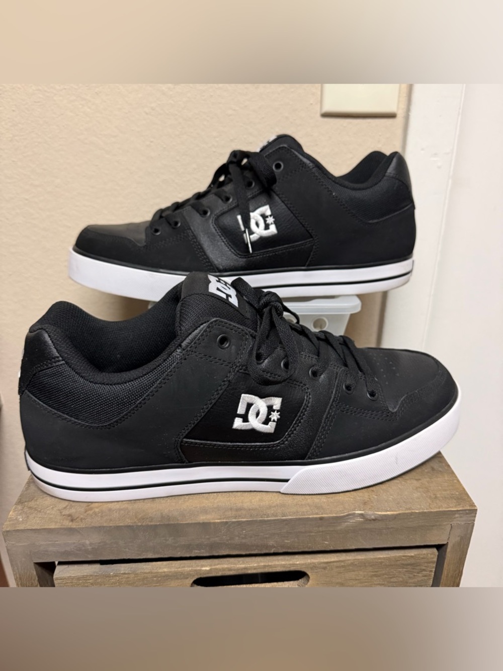 DC Black and White Low-Top Skate Sneakers men’s size 13